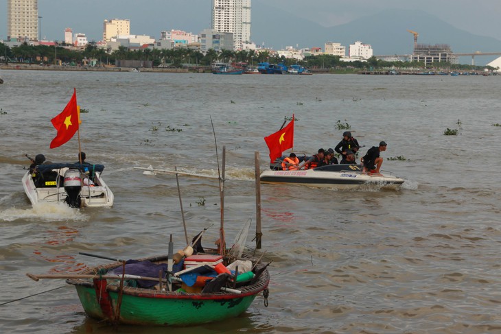 Diễn tập chống khủng bố trên sông Hàn - Ảnh 4. Diễn tập chống khủng bố trên sông Hàn - Ảnh 4.