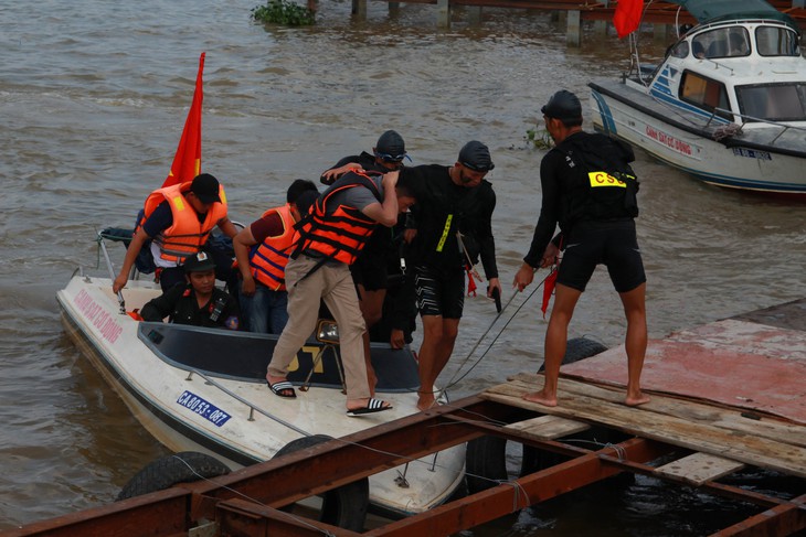 Diễn tập chống khủng bố trên sông Hàn - Ảnh 5. Diễn tập chống khủng bố trên sông Hàn - Ảnh 5.