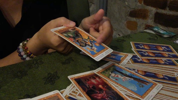 Coi bài Tarot ở Sài Gòn, mê tín hay phong trào?