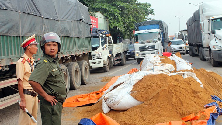 Xe đổ hàng tấn thức ăn gia súc, quốc lộ 51 kẹt xe gần 3km - Ảnh 1.