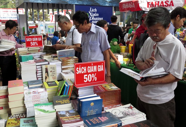 Alpha Books lấy làm tiếc vì sự cố ‘lẩu sách’ - Ảnh 1.