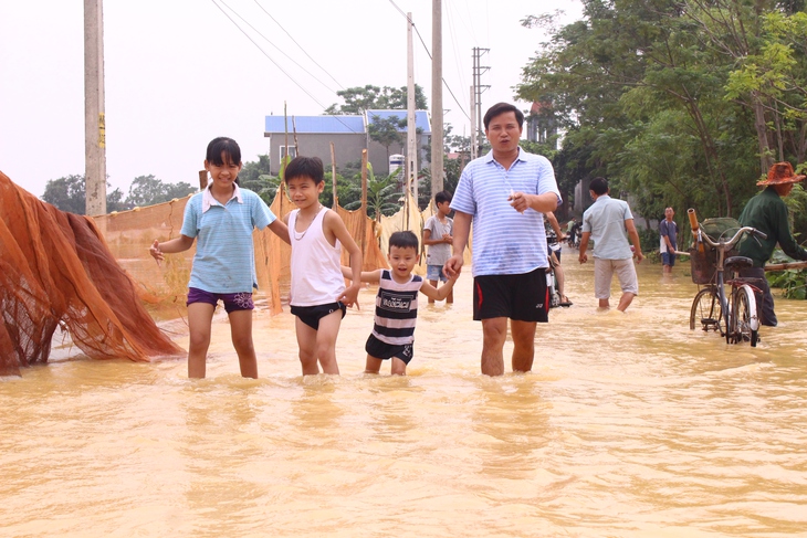 Dân Hà Nội chèo xuồng để đi, thả lưới bắt cá - Ảnh 2. Dân Hà Nội chèo xuồng để đi, thả lưới bắt cá - Ảnh 2.