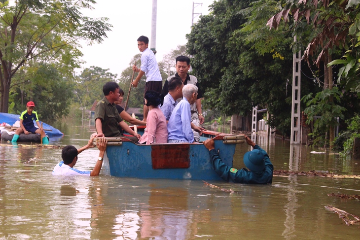 Dân Hà Nội chèo xuồng để đi, thả lưới bắt cá - Ảnh 4. Dân Hà Nội chèo xuồng để đi, thả lưới bắt cá - Ảnh 4.