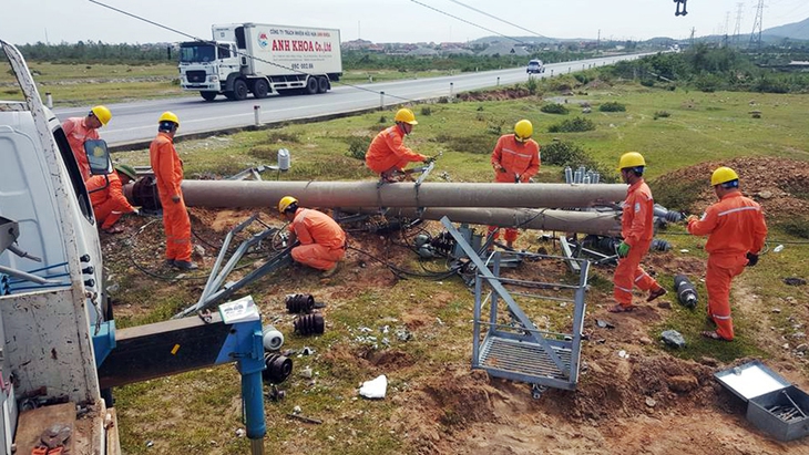 Cấp điện trở lại cho hơn 1,3 triệu khách sau bão số 10 - Ảnh 1.