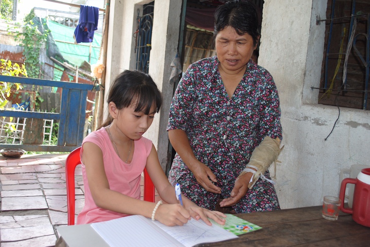 Măng non côi cút nương tựa bóng già - Ảnh 1.