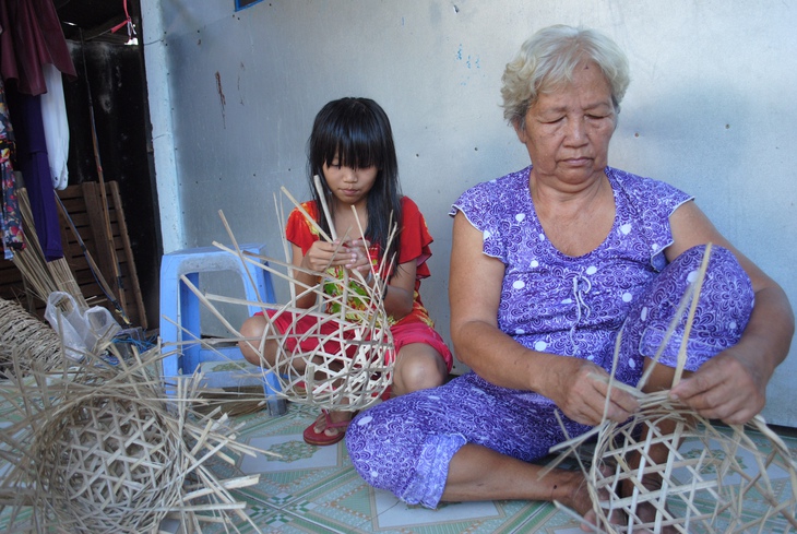 Măng non côi cút nương tựa bóng già - Ảnh 3.