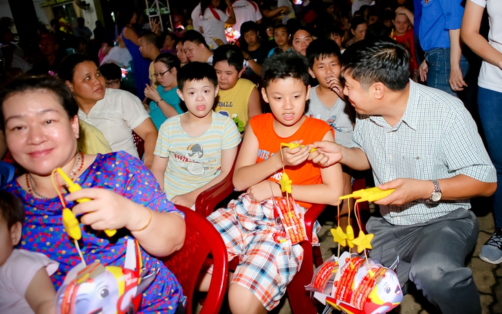 Nữ tỉ phú đón trung thu cùng trẻ mồ côi, khuyết tật - Ảnh 3.