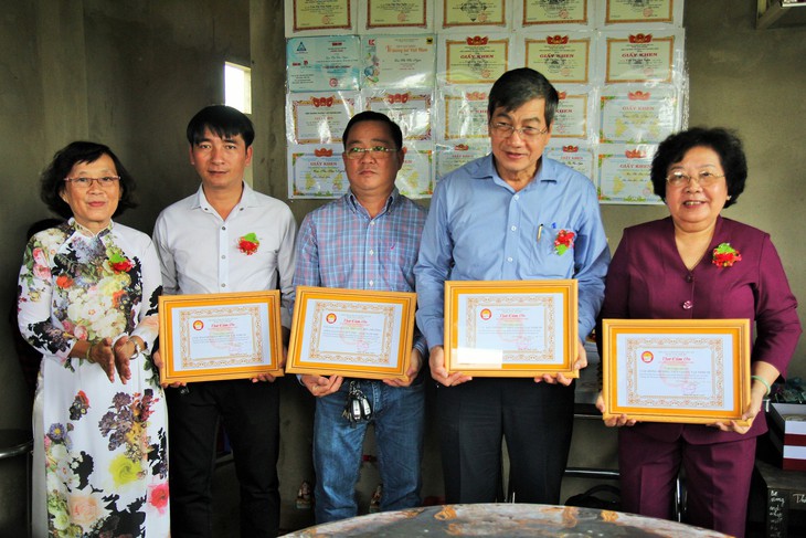 Nhờ báo Tuổi Trẻ, giờ tôi đã an tâm kiếm tiền cho con đi học - Ảnh 3. Nhờ báo Tuổi Trẻ, giờ tôi đã an tâm kiếm tiền cho con đi học - Ảnh 3.