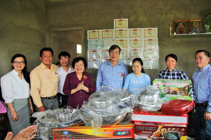 Nhờ báo Tuổi Trẻ, giờ tôi đã an tâm kiếm tiền cho con đi học - Ảnh 4. Nhờ báo Tuổi Trẻ, giờ tôi đã an tâm kiếm tiền cho con đi học - Ảnh 4.