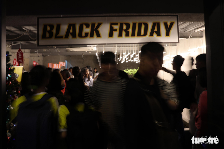 Sài Gòn kẹt cứng đến tối Black Friday - Ảnh 1.