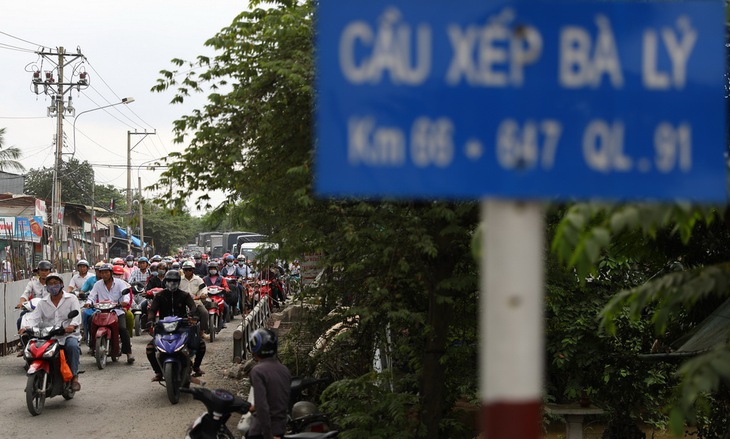 Cầu Xếp Bà Lý sửa chữa, tài xế kêu trời vì kẹt xe - Ảnh 7. Cầu Xếp Bà Lý sửa chữa, tài xế kêu trời vì kẹt xe - Ảnh 7.