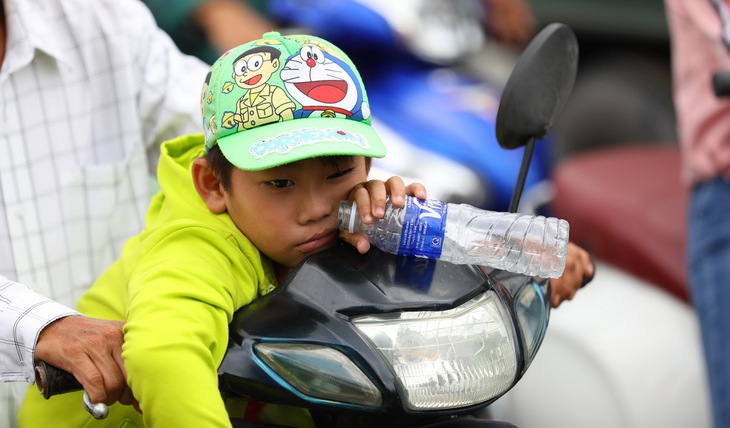 Cầu Xếp Bà Lý sửa chữa, tài xế kêu trời vì kẹt xe - Ảnh 5. Cầu Xếp Bà Lý sửa chữa, tài xế kêu trời vì kẹt xe - Ảnh 5.