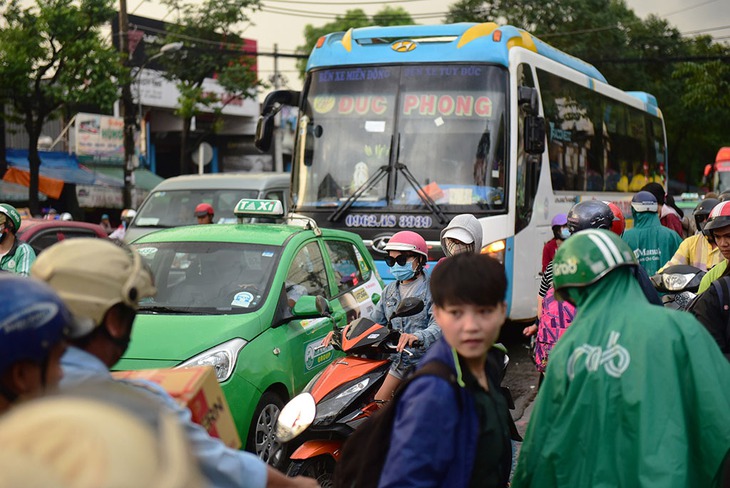 Người Sài Gòn mệt mỏi trở về trong kẹt xe, mưa lớn - Ảnh 3.