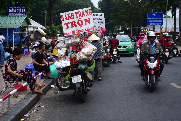 TP.HCM tăng cường xử lý hàng rong tại công viên Gia Định - Ảnh 2.