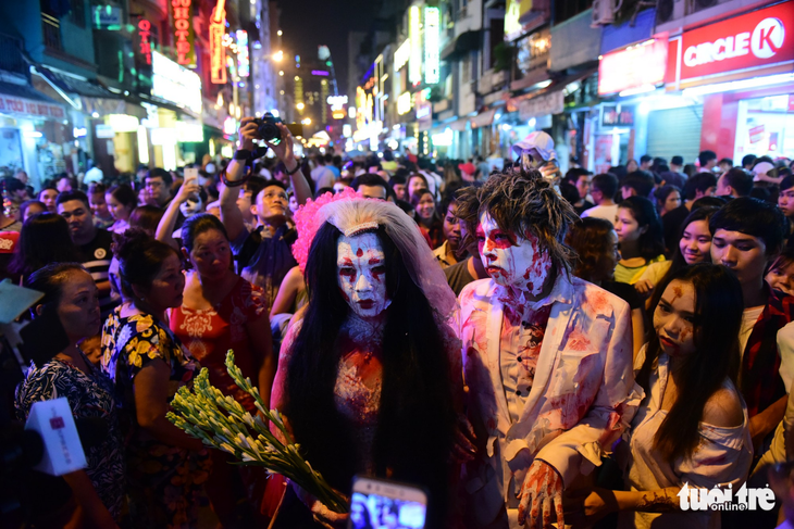 Phố Tây Bùi Viện thành biển người đêm Halloween - Ảnh 12.