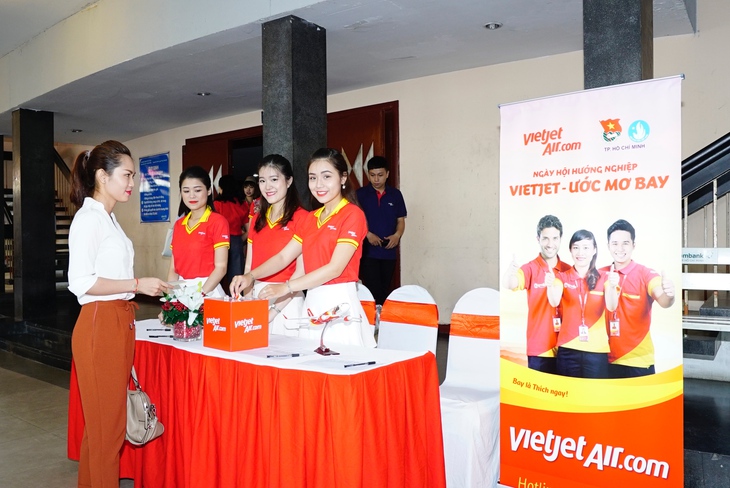 Bạn trẻ bị hấp dẫn vì ước mơ bay cùng Vietjet - Ảnh 1.