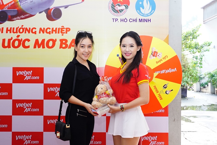 Bạn trẻ bị hấp dẫn vì ước mơ bay cùng Vietjet - Ảnh 3.