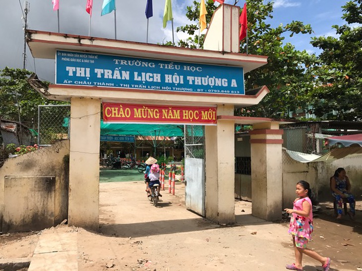 Học trò lớp 2 không biết đọc: Cứ cho lên, cuối năm cũng đạt - Ảnh 1.