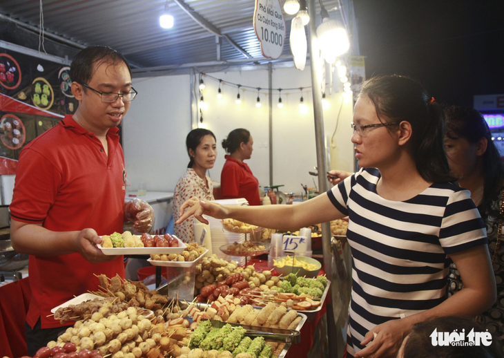 Lễ hội ẩm thực Food Fest ngày đầu hoành tráng nhưng chưa đặc sắc - Ảnh 2.