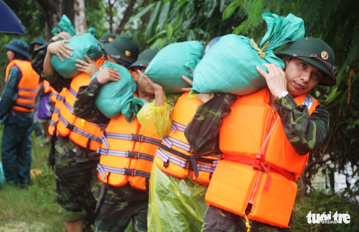 Hơn 500 người hộ đê sông Vinh trong mưa lớn - Ảnh 4. Hơn 500 người hộ đê sông Vinh trong mưa lớn - Ảnh 4.