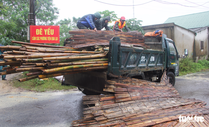 Hơn 500 người hộ đê sông Vinh trong mưa lớn - Ảnh 3. Hơn 500 người hộ đê sông Vinh trong mưa lớn - Ảnh 3.