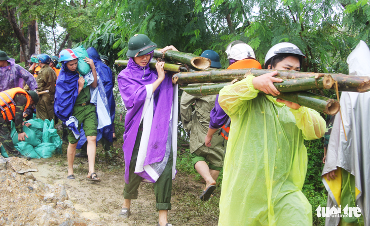 Hơn 500 người hộ đê sông Vinh trong mưa lớn - Ảnh 5. Hơn 500 người hộ đê sông Vinh trong mưa lớn - Ảnh 5.