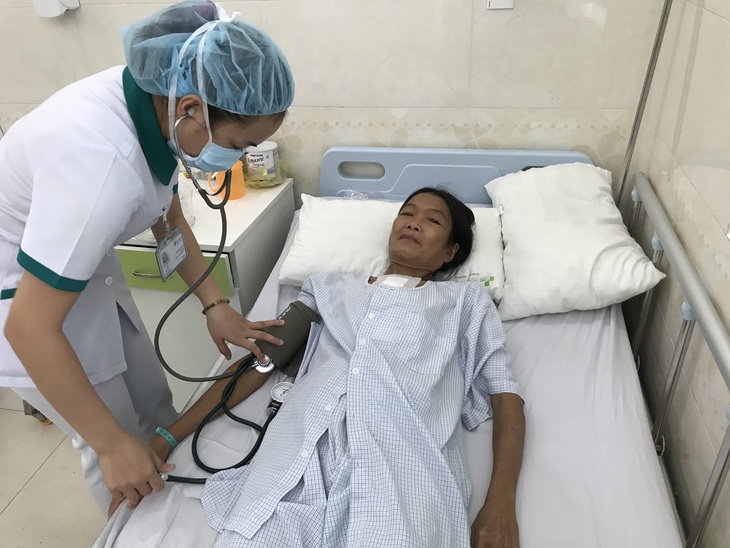 Đà Nẵng: Điều trị miễn phí người phụ nữ... ngủ ngồi - Ảnh 1.