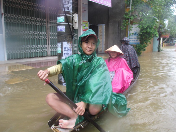 Huế xuất hiện lũ lớn trên sông Bồ - Ảnh 1.