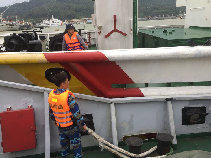 Cứu bốn ngư dân đang chơi vơi giữa biển trong giá lạnh - Ảnh 1. Cứu bốn ngư dân đang chơi vơi giữa biển trong giá lạnh - Ảnh 1.