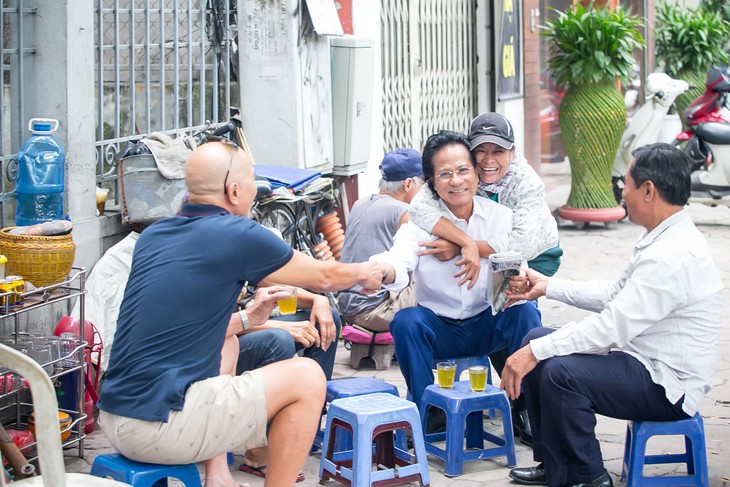 Xem ảnh Chế Linh đạp xe, uống trà vỉa hè trong tiết thu Hà Nội - Ảnh 8.