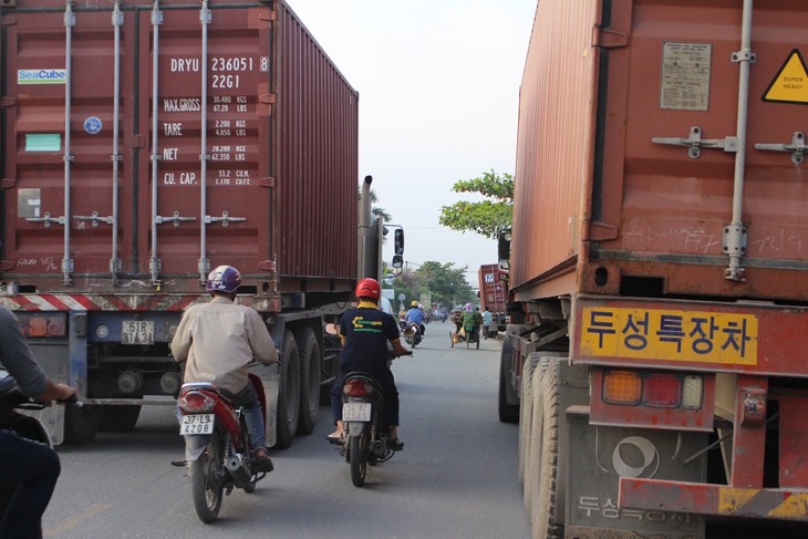 Xe container đậu tràn lan trên đường phố - Ảnh 1.