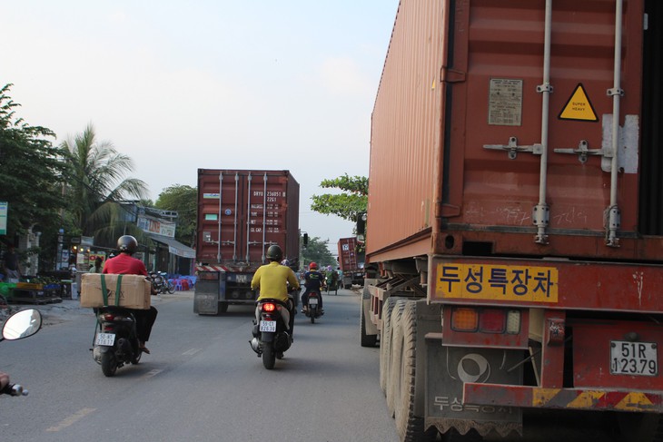 Xe container đậu tràn lan trên đường phố - Ảnh 2.