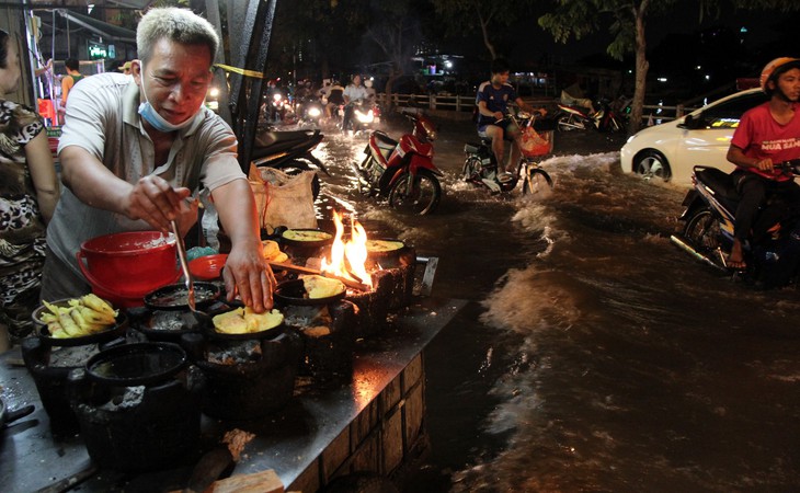 Bì bõm mưu sinh trong đợt triều lịch sử - Ảnh 1. Bì bõm mưu sinh trong đợt triều lịch sử - Ảnh 1.
