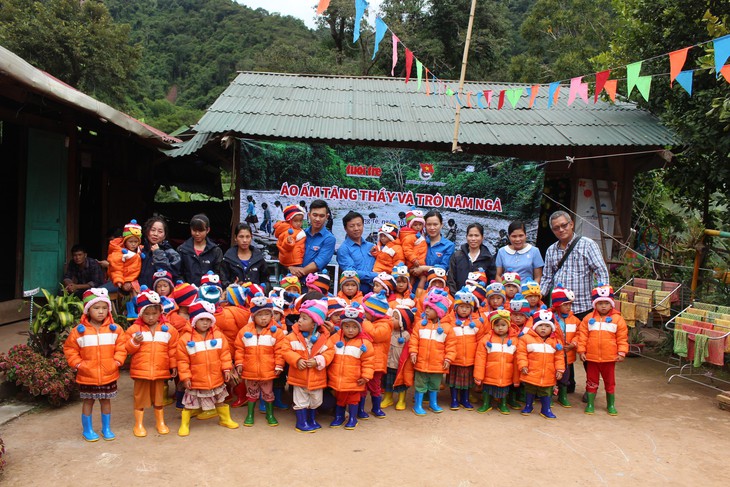 Mang áo ấm mùa đông tới thầy trò vùng cao Lai Châu - Ảnh 1.