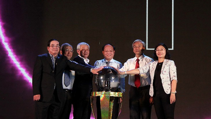 Công viên Văn Lang lung linh trong đêm khánh thành - Ảnh 3.