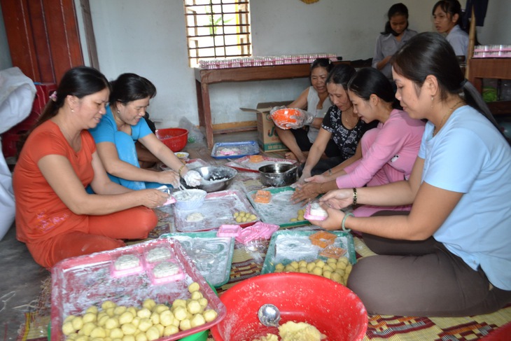 Thầy cô làm bánh trung thu tặng trò - Ảnh 1.