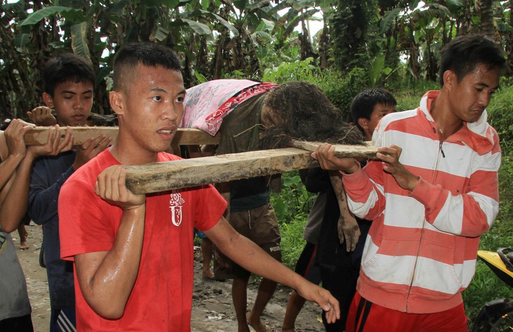 Tổng thống Philippines khóc ròng vì nỗi đau của dân - Ảnh 4.