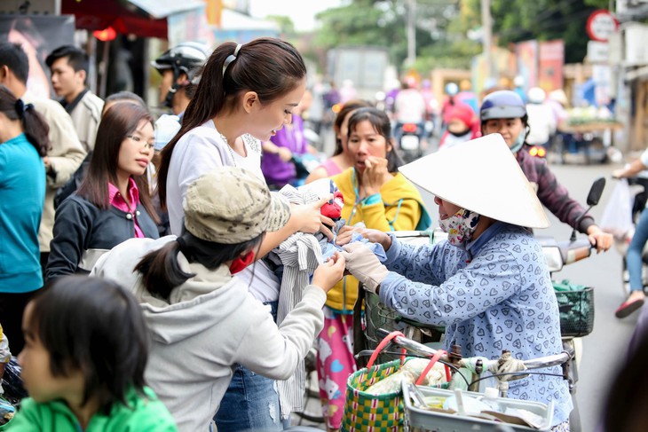 Mâu Thủy mở sạp áo ấm miễn phí tặng người nghèo - Ảnh 6.