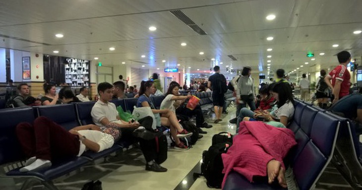 Máy bay hủy chuyến, tàu hỏa dừng do bão - Ảnh 1. Máy bay hủy chuyến, tàu hỏa dừng do bão - Ảnh 1.