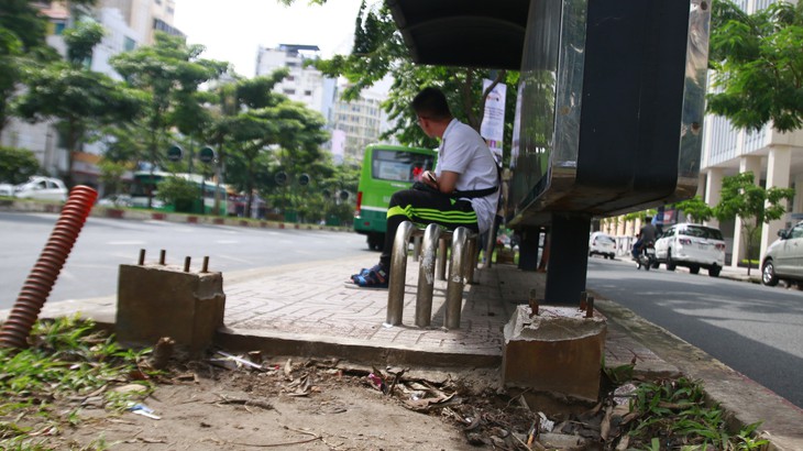 Cọc sắt trụ đèn bẫy người đi đường - Ảnh 2. Cọc sắt trụ đèn bẫy người đi đường - Ảnh 2.