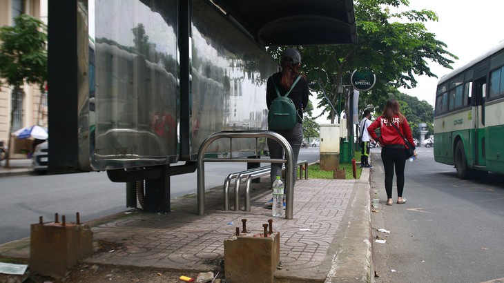 Cọc sắt trụ đèn bẫy người đi đường - Ảnh 4. Cọc sắt trụ đèn bẫy người đi đường - Ảnh 4.