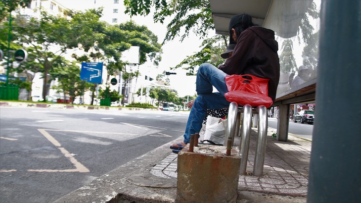 Cọc sắt trụ đèn bẫy người đi đường - Ảnh 1. Cọc sắt trụ đèn bẫy người đi đường - Ảnh 1.