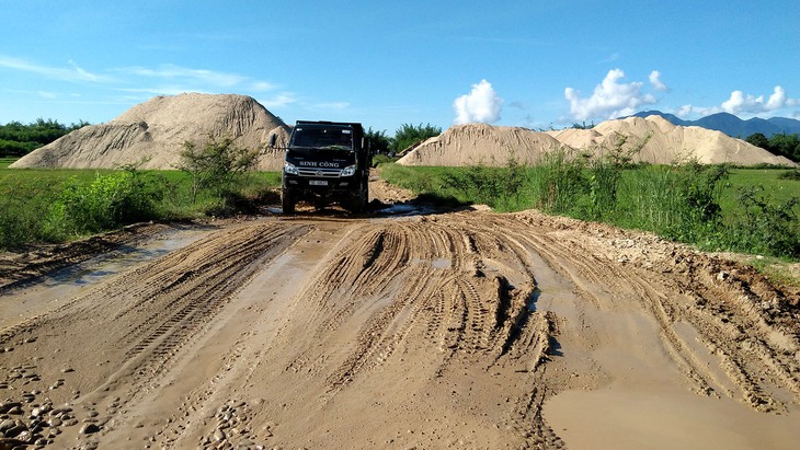 Lấy tiền ngân sách làm đường cho doanh nghiệp khai thác cát - Ảnh 1.