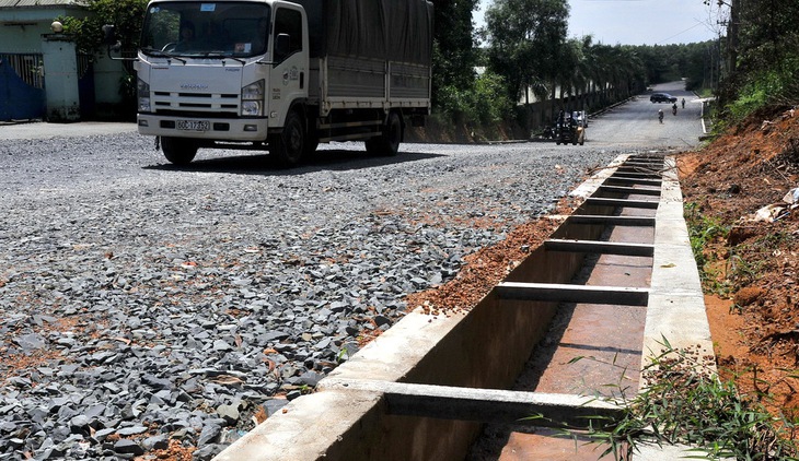 Vụ bé trai lọt cống mất tích: Mương không rào, hố ga không nắp đậy - Ảnh 2.