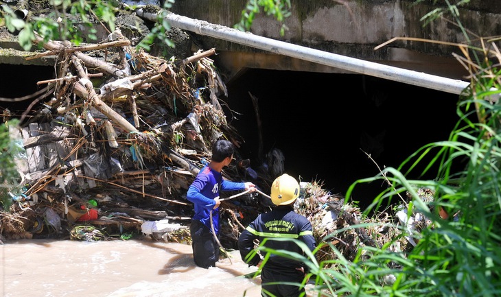 Vụ bé trai lọt cống mất tích: Mương không rào, hố ga không nắp đậy - Ảnh 4.