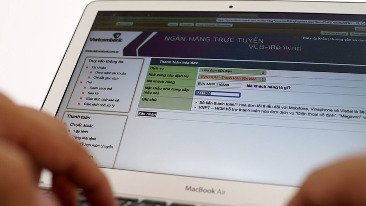 An toàn cho khách, ngân hàng siết giao dịch điện tử - Ảnh 1.