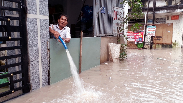 Biên Hòa mưa lớn, nhiều tuyến đường ngập sâu - Ảnh 10. Biên Hòa mưa lớn, nhiều tuyến đường ngập sâu - Ảnh 10.
