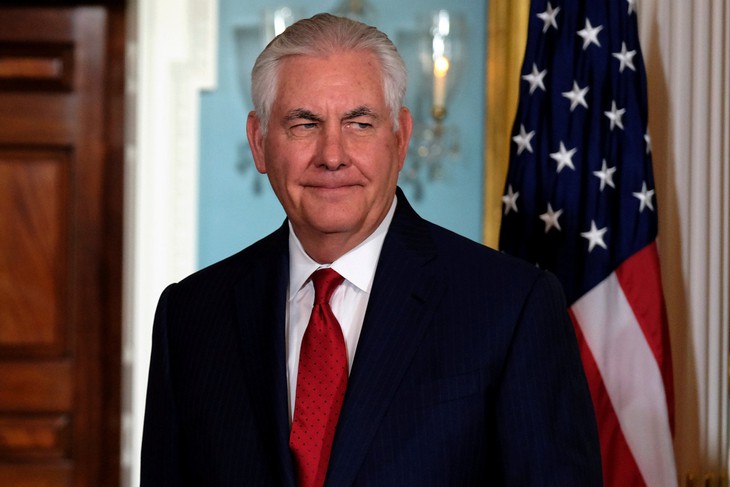 Ông Trump bác tin đồn sẽ sa thải ngoại trưởng Rex Tillerson - Ảnh 1.