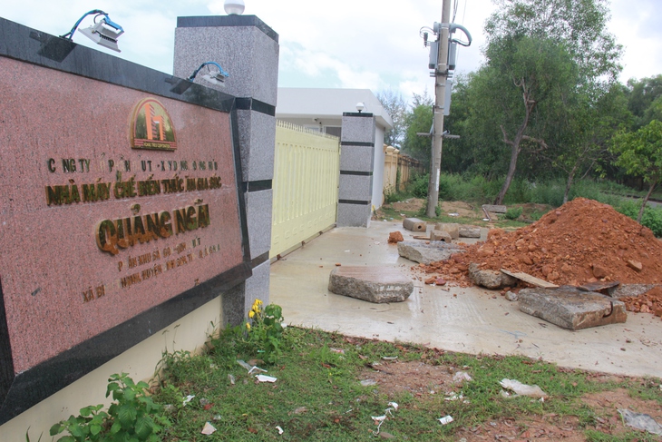 Dân đổ đất trước nhà máy yêu cầu khắc phục mùi hôi thối - Ảnh 2. Dân đổ đất trước nhà máy yêu cầu khắc phục mùi hôi thối - Ảnh 2.