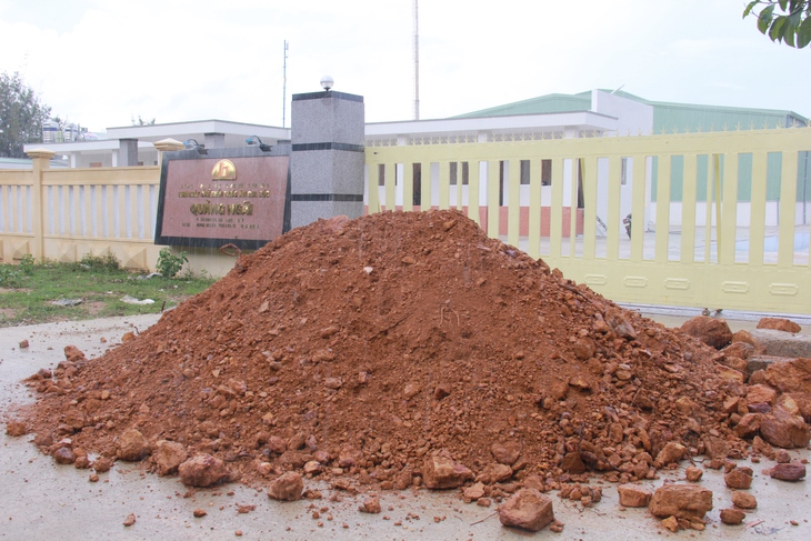 Dân đổ đất trước nhà máy yêu cầu khắc phục mùi hôi thối - Ảnh 5. Dân đổ đất trước nhà máy yêu cầu khắc phục mùi hôi thối - Ảnh 5.